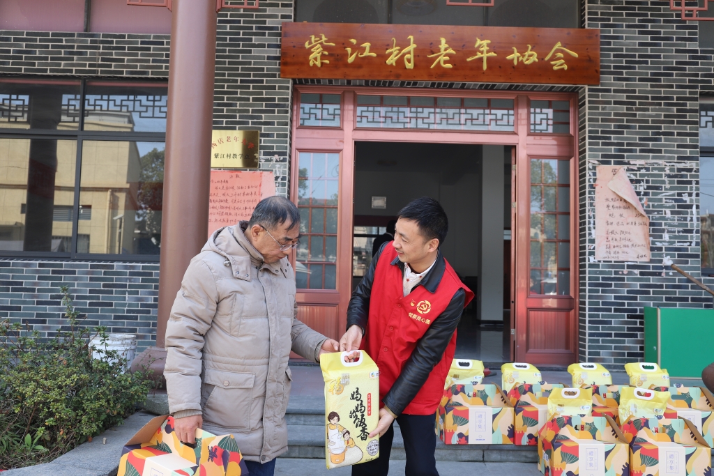 暖春意，敬老情-华体在线平台_华体(中国)多年坚持慰问孤寡老人